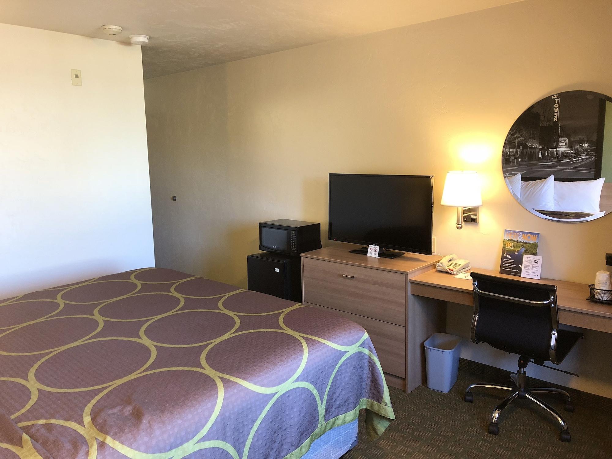 Hotel Super 8 By Wyndham Bend Esterno foto