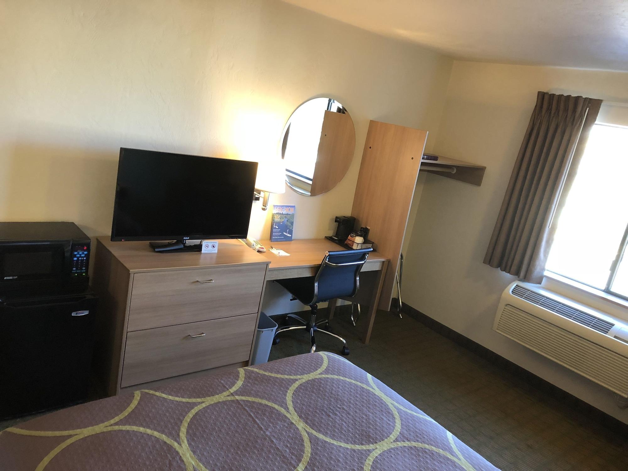 Hotel Super 8 By Wyndham Bend Esterno foto