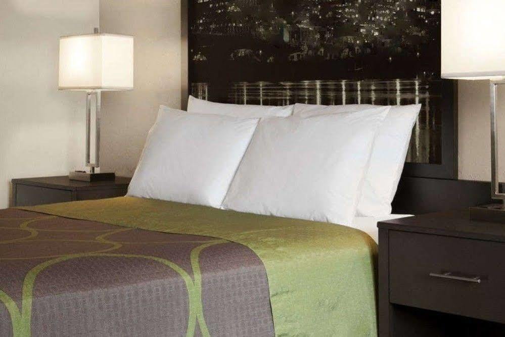 Hotel Super 8 By Wyndham Bend Esterno foto