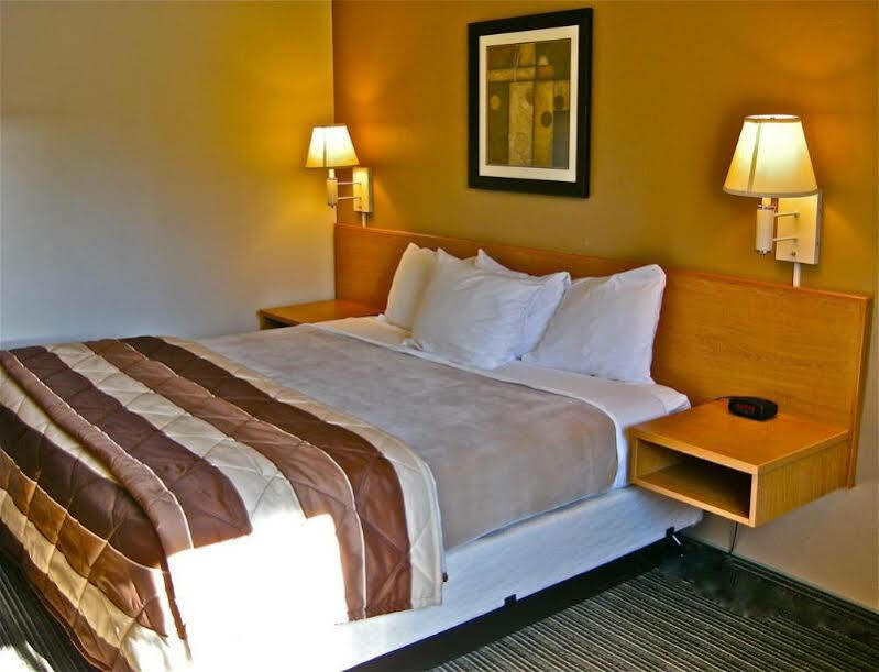 Hotel Super 8 By Wyndham Bend Esterno foto