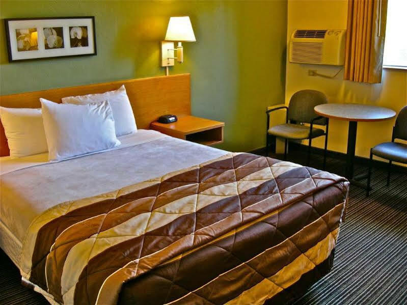 Hotel Super 8 By Wyndham Bend Esterno foto