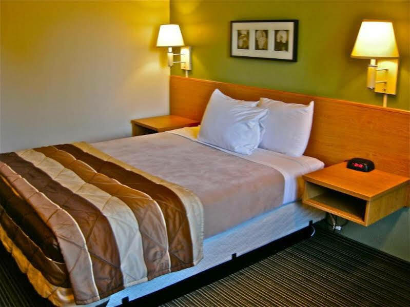 Hotel Super 8 By Wyndham Bend Esterno foto